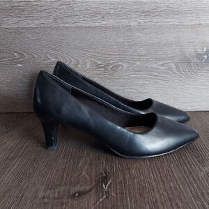 Easy Street Pointe Pump Black Faux Leather Size 7W